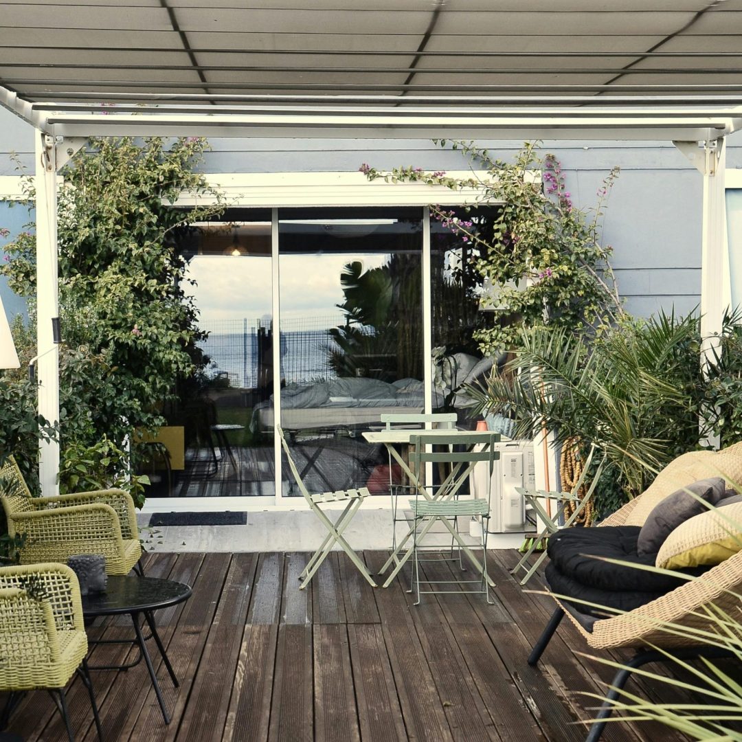Villa tropicale avec terrasse et mobilier en Martinique