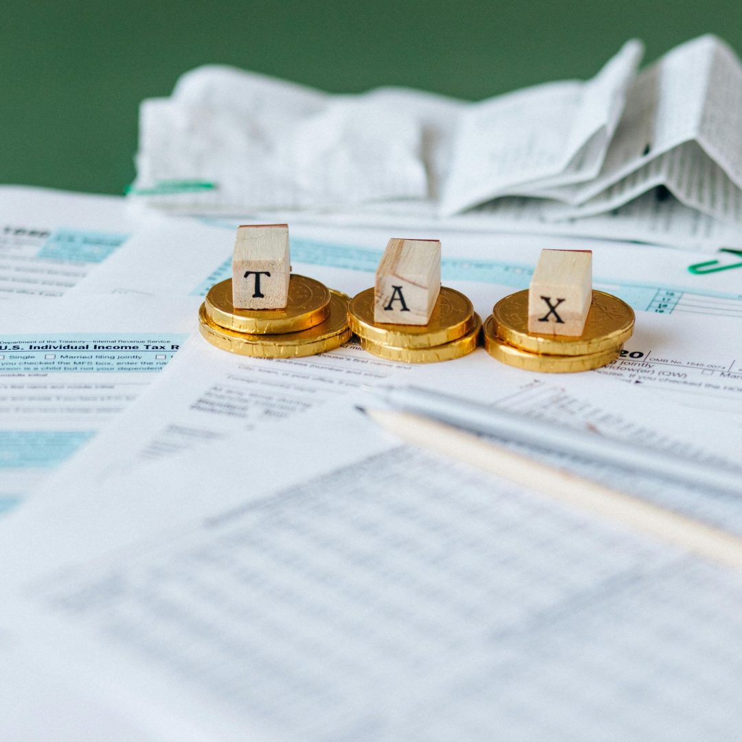 Calculatrice et documents financiers pour estimer le coût d'une conciergerie