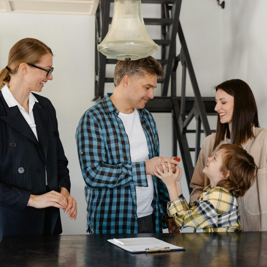 Famille avec agent immobilier remise de bien immobilier